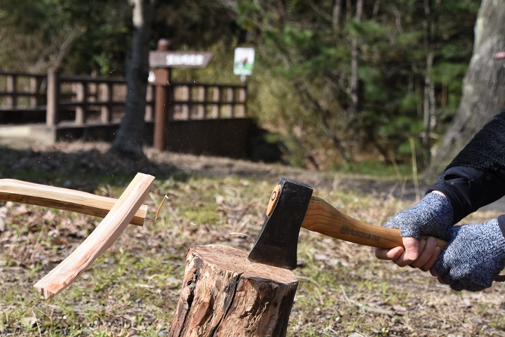 キャンプで人気の手斧を徹底比較！ハスクバーナ、ハルタホース、グレンスフォシュ｜山行こ